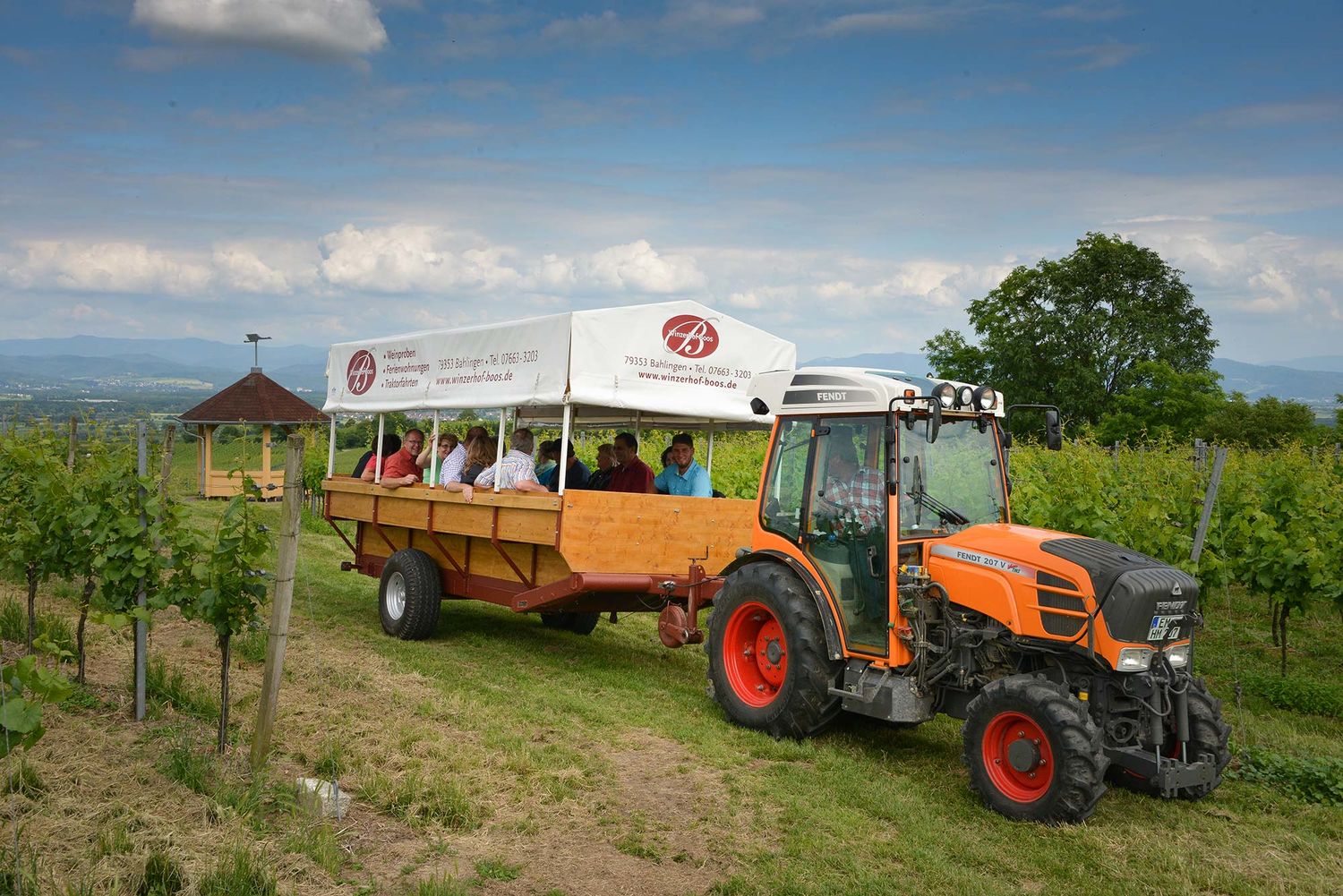 Mit dem Traktor durch die Weinberge